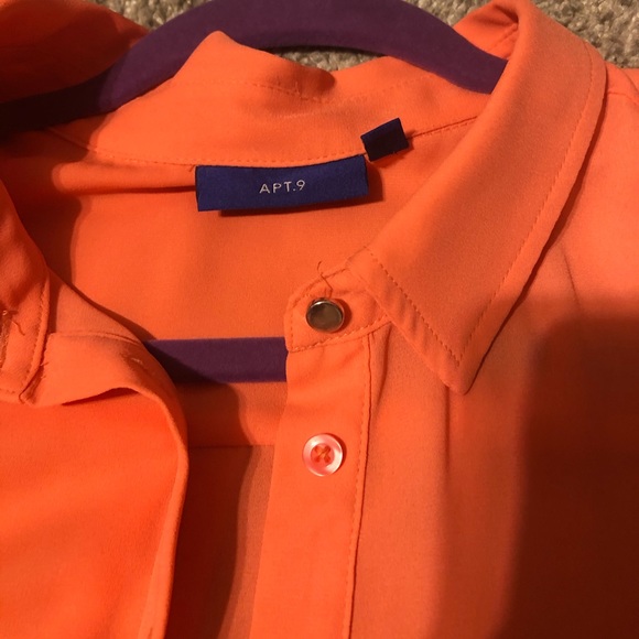 Sleeveless button-up blouse - Picture 3 of 3